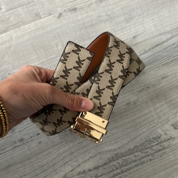 Michael Kors reversible belt!🤎🌻 - Picture 8 of 8